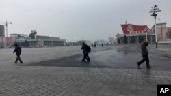 북한 김정일 국방위원장의 75돌 생일(광명성절)을 맞은 16일, 주민들이 평양 김일성 광장을 지나고 있다.