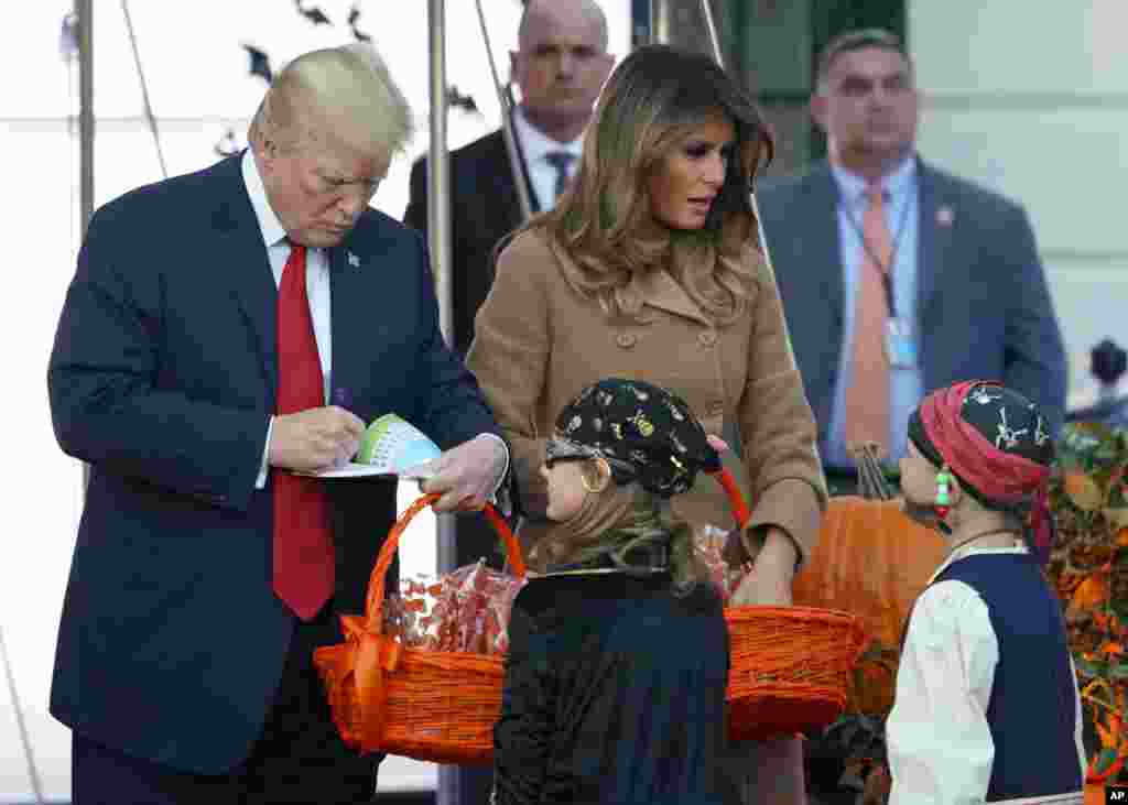 Le président américain Donald Trump et la première dame Melania Trump distribuent des friandises &nbsp;aux enfants à l&#39;occasion de la fête d&#39;Halloween, aux États-Unis, le 30 octobre 2017.