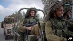 17일 이스라엘 군대가 가자지구 인근에서 군용차로 이동하고 있다.