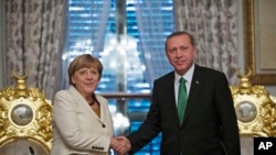 Le président turc Recep Tayyip Erdogan et la chancelière allemande Angela Merkel à Istanbul le 18 octobre 2015. (Photo AP) 