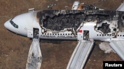 2013年7月6日在美国西岸旧金山机场失事的韩国客机的残骸现场。