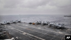 资料照片：美国海军“尼米兹号”航母在孟加拉湾参加2017年度“马拉巴尔”美印日三边海军演习。（2017年7月17日）