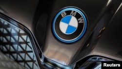 ເຄື່ອງ​ໝາຍ​ລົດ BMW ຢູ່​ລົດ​ຄັນ​ນຶ່ງ​ຂອງ​ເຂົາ​ເຈົ້າ.