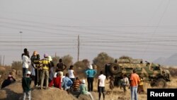 Sekitar sepertiga dari 28 ribu pekerja tambang di Afrika Selatan melapor untuk mulai kembali bekerja hari Senin 20/8 (foto: dok). 