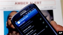 App Amber Alert nampak di ponsel Kapten Greg Gerrero dari Patroli Jalan Raya California. Sistem baru yang diberlakukan secara nasional itu akan mengirim pesan-pesan peringatan kepada jutaan pengguna ponsel ketika peringatan mengenai anak hilang dikeluarkan di daerah mereka (foto: Dok).