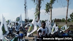 Apoiantes do partido Movimento Democrático de Moçambique (MDM) em campanha 