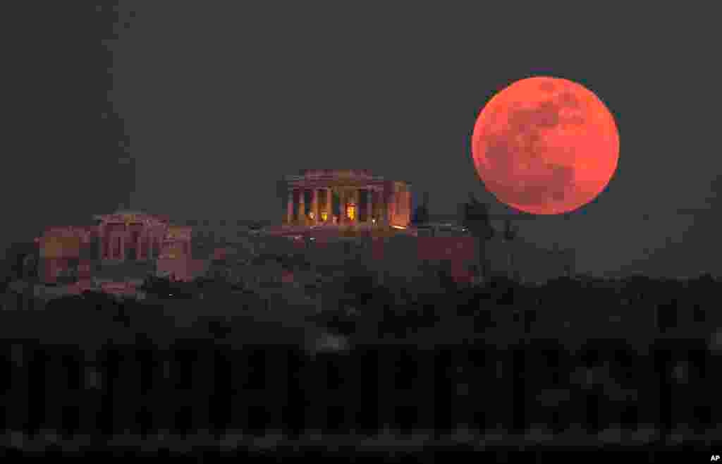 2018年1月31日，在希腊雅典卫城，有着2500年历史的帕台农神庙，一轮超级红月升起。此时月亮距离地球的位置比平时近大约2万6500公里。1月的最后一个满月也被称为蓝月，因为它是一个月之内的第二次满月。这次超级月亮还伴有月全食，此时月亮不再直接反射太阳光，看起来呈红色，因此也被称为&ldquo;血月&rdquo;。这是35年来第一次&ldquo;超级月亮&rdquo;&ldquo;蓝月亮&rdquo;和月全食同步出现。今年3月31日将再有蓝月。