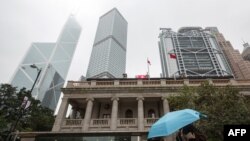 2018年1月6日，一行人走过香港终审法院大楼。