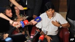Presiden Bolivia Evo Morales berbicara kepada media di bandara Schwechat, Wina (3/7). Bolivia mengecam Austria karena mengalihkan penerbangan Presiden Evo Morales.