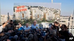 지난 11일 이스라엘의 우리 아리엘 주택건설장관이 유대인 정착촌 건설 예정지에서 이스라엘 정부의 입장을 밝히고 있다.