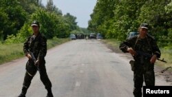 سربازان اوکراین در نزدیکی محلی که شورشیان ۱۳ سرباز را کشتند. 