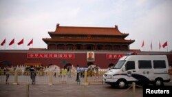 Des migrants reçoivent des soins de la Croix Rouge italienne après leur arrivée à Catane, en Sicile, 6 ocotbre 2015 (Nicolas Pinault/VOA).