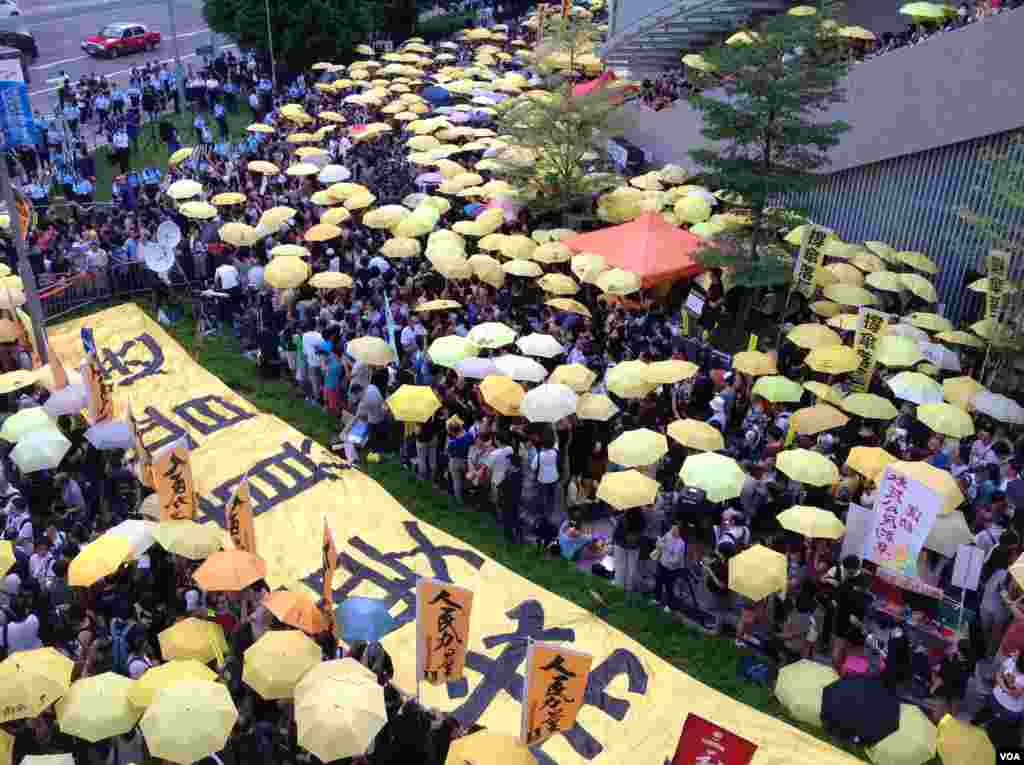 港人重返政总纪念雨伞运动一周年（美国之音海彦拍摄）