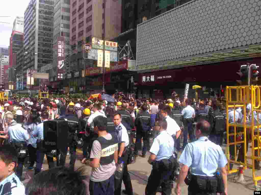 香港警方星期三上午展开强行清场行动（美国之音海彦 拍摄)。