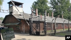 Gerbang bekas kamp kematian Auschwitz yang dibuat Nazi Jerman di Oswiecim, Polandia, 29 Juli 2016. 