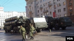 2012年5月莫斯科红场阅兵彩排中展示的S-400防空导弹。(美国之音白桦拍摄)