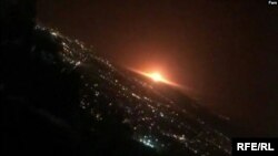 伊朗首都德黑兰东部山区26日发生剧烈爆炸（社交媒体照片）。