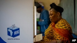 Seorang perempuan mengisi kertas suaranya saat pemilihan umum di Nkandla, Kwazulu Natal, Afrika Selatan, Rabu 29 Mei 2024. (AP/Emilio Morenatti)