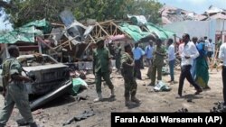 Tentara Somalia berkumpul dekat restoran yang dikoyak bom di Mogadishu, Sabtu (7/9).