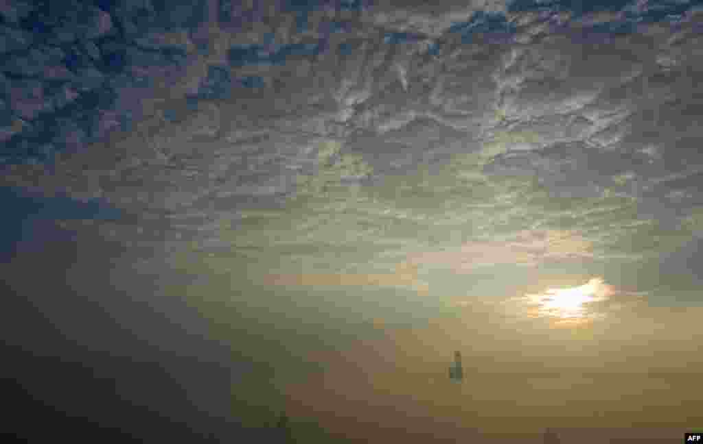 2018年9月3日，上海空气污染的一天，浦东金融区，旭日东升。朝阳无限好，只是像黄昏。江边有楼峰，锁在雾霾中。