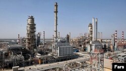 نمایی از پالایشگاه نفت آبادان - آرشیو