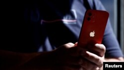 Ajfon 12 u prodavnici mobilnih telefona u Nantu u Francuskoj, 13. septembra 2023. (Foto: Rojters/Stephane Mahe)