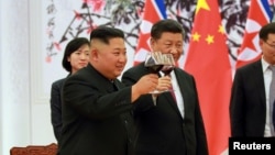 김정은 북한 국무위원장과 시진핑 국가주석이 지난19일 베이징 인민대회당에서 와인잔을 들어올리는 모습을 조선중앙통신이 공개했다. 