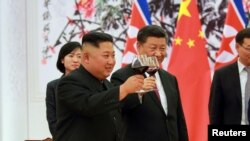 Kim Jong Un et Xi Jinping, Pékin, Chine, le 20 juin 2018. 