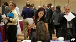 5月29日伊利诺伊州的一个招聘会上。2013年5月29日（照片来源：美联社）