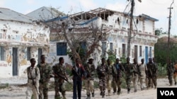 Pasukan Somalia melakukan patroli di Mogadishu (foto: dok). Sejumlah pria bersenjata menembak tewas wartawan Yusuf Ali Osman di Mogadishu, Minggu (12/8). 