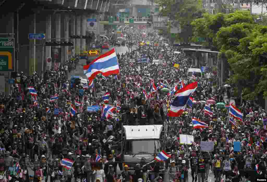 Para demonstran anti-pemerintah bergerak menuju gedung Kementerian Keuangan Thailand di Bangkok (25/11).