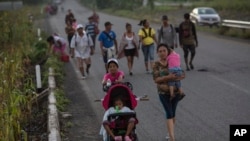 来自中南美州的移民大军在墨西哥境内（2018年10月25日）