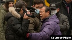 2015年12月，浦志强案二审法庭外便衣袭击围攻正在现场采访的美国之音记者叶兵。