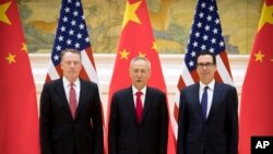 고위급 무역협상을 위해 중국을 방문한 로버트 라이트하이저 미 무역대표부 대표(왼쪽)와 스티븐 므누신 재무장관이 14일 베이징 댜오위타이 국빈관에서 협상 시작 전 류허 중국 국무원 부총리(가운데)와 함께 포즈를 취하고 있다. 