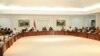 Presiden Jokowi memimpin rapat terbatas yang membahas masalah kekeringan di sejumlah daerah di kantor Presiden Jakarta, Jumat 31 Juli 2015 (Foto: VOA/Andylala).