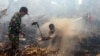 Warga desa dan petugas militer berupaya memadamkan kebakaran hutan di Rimbo Panjang, provinsi Riau, 6 September 2015 (Foto: dok).