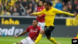 Marcelo de Hanovre en provenance du Brésil, à gauche, et le gabonais Pierre-Emerick Aubameyang de Dortmund se disputent le ballon lors du match de football allemand de première division de Bundesliga entre le BvB Borussia Dortmund et Hanovre 96 à Dortmund, Allemagne, le samedi 25 octobre, 2014.
Germany Soccer Bundesliga