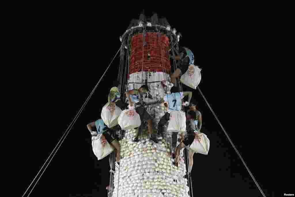 Beberapa warga ikut lomba memanjat tumpukan Bakpao dalam sebuah acara tradisional di pulau Cheung Chau,&nbsp;Hong Kong.&nbsp;