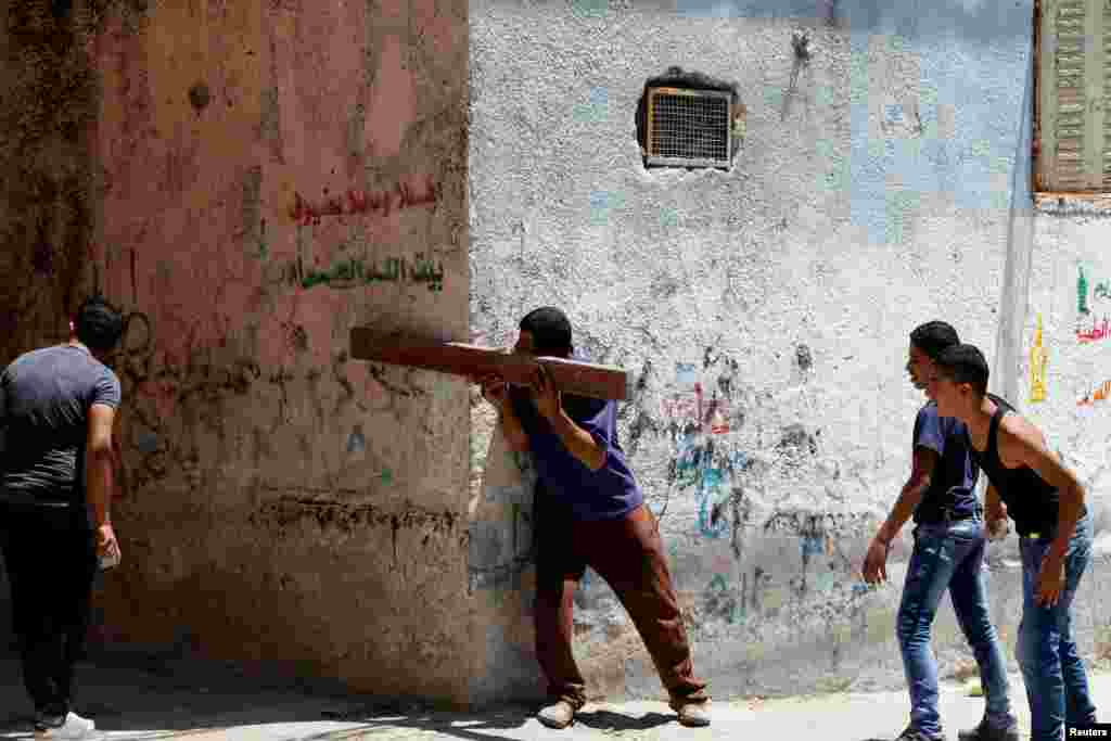 បុរស​ជនជាតិ​ប៉ាឡេស្ទីន​មួយ​រូប​យក​កា្តរ​ឈើ​ចង្អុល​ទៅ​កាន់​កងទាហាន​អ៊ីស្រាអែល អំឡុងពេល​ប៉ះទង្គិច​គ្នា​នៅ​ជំរុំ​ជន​អន្តោប្រវេសន៍​​ Al-Fawwar នៅ​តំបន់​ West Bank ភាគ​ខាង​ត្បូង​ក្រុង Hebron។&nbsp;