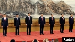 中共第19届中共中央政治局常委（从左至右）韩正、王沪宁、栗战书、习近平、李克强、汪洋、赵乐际同记者见面（2017年10月25日）。