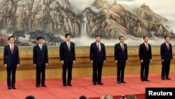 第19届中共中央政治局常委（从左至右）韩正、王沪宁、栗战书、习近平、李克强、汪洋、赵乐际同记者见面（2017年10月25日）