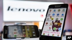 2013年9月联想展示的智能手机（资料照片）
