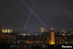 Ukrajinsko osoblje koristi reflektore dok traže bespilotne letelice na nebu iznad grada tokom napada ruskih dronova u Kijevu, 29. avgusta 2024.
