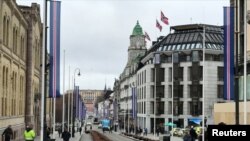 Des gens marchent dans la rue à Oslo, Norvège, le 20 mars 2017.
