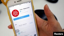 资料照片：2019年9月17日，越南一名用户在河内打开越南的新社交媒体应用程序Lotus。（路透社照片）