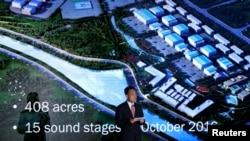 大连万达集团的高群耀在洛杉矶的一次商务活动上讲话。（2016年10月17日）