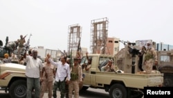 Wapiganaji wa jeshi lililojitenga linalosaidiwa na Umoja wa Falme za Kiarabu wakiwa mjini Aden baada ya mapambano na vikosi vya serikali Agosti 10, 2019. REUTERS/Fawaz Salman/File Photo