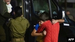 以色列军方2023年11月28日发表部分人质获释后与家人团聚的照片。