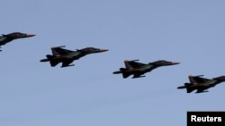 资料照：俄罗斯空军苏-34战斗轰炸机编队在白俄罗斯首都明斯克上空飞行。