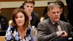 북한에 억류됐다 사망한 미국 대학생 오토 웜비어의 부모 프레드 웜비어(오른쪽)와 신디 윔비어가 지난 5월 뉴욕 유엔본부에서 열린 북한 인권 심포지엄에서 증언했다.